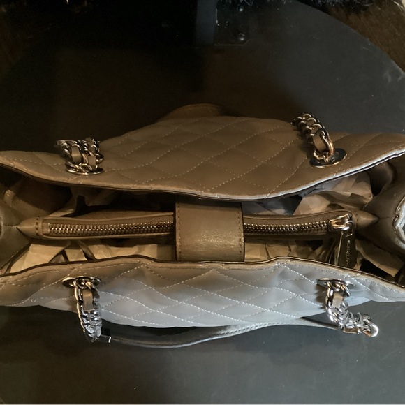 Michael Kors large quilted gray shoulder bag with silver chain straps - Picture 7 of 9